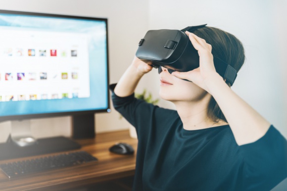 Rozwiązania AR i VR chronią pracowników przed koronawirusem BIZNES, IT i technologie - Rosnąca liczba zarażonych i medialne doniesienia o nowych ogniskach choroby sprawiają, że wiele firm wdraża nowoczesne środki ostrożności. Usiłując utrzymać ciągłość w działaniu swojego biznesu, organizacje sięgają po rewolucyjne rozwiązania technologiczne.