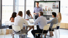 Newline X - Jak działać skutecznie w nowych warunkach? BIZNES, IT i technologie - Współpraca zespołów z dwóch różnych końców świata może być równie (albo nawet bardziej) skuteczna niż uczestników pracujących w tym samym pomieszczeniu. Poznaj system Newline X, który wnosi komunikację zdalną w firmie na nowy poziom.