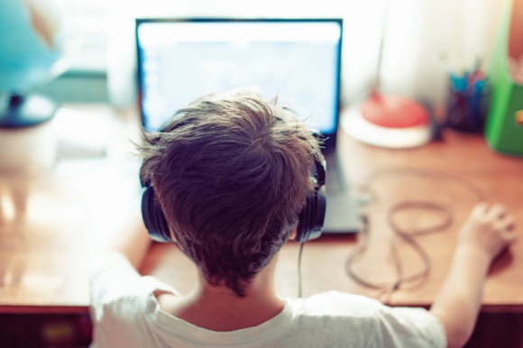 Nauka w domu – sprawdź, jakie sprzęty przydadzą Ci się w tym czasie LIFESTYLE, IT i technologie - Z uwagi na obecną sytuację, szkoły w całym kraju zostały zamknięte. Nie oznacza to jednak, że uczniowie mają wolne od nauki. Ministerstwo Edukacji Narodowej zaleca zdalne prowadzenie lekcji poprzez wideokonferencje.