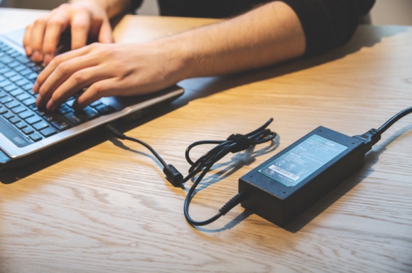 Praca zdalna ze świeżą energią LIFESTYLE, IT i technologie - Praca zdalna niesie ze sobą wiele korzyści. Możesz wykonywać ją z domu - w piżamie z kubkiem kawy, słuchając przy tym swojej ulubionej muzyki na głos. Warunkiem jest wewnętrzna determinacja, ale czy to wszystko?