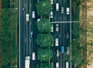 ETA – Transport drogowy w czasie rzeczywistym technologie, transport - Co zrobić, jeśli dostawy odbywają się w ustalonych godzinach bez możliwości ich przesunięcia, a każde opóźnienie skutkuje karami finansowymi i reklamacjami zleceniodawców? W jaki sposób usprawnić przeładunki na trasie, szczególnie w dobie koronawirusa? Odpowiedź to ETA, skrót od angielskiego wyrażenia „Estimated Time of Arrival”. Planowanie przejazdów w międzynarodowym transporcie drogowym, z uwzględnieniem danych w czasie rzeczywistym, podnosi efektywność przewoźnika, optymalizuje czas i koszty. Jak wygląda codzienna praca przedsiębiorcy, spedytora i logistyka z wykorzystaniem mechanizmów ETA? Ekspert INELO podpowiada, na co warto zwrócić szczególną uwagę podczas planowania tras i realizowania operacji transportowych.