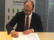 Łukasiewicz zacieśnia współpracę ze środowiskiem akademickim. Kolejna umowa z uczelnią podpisana technologie, ekonomia, biznes, finanse - Sieć Badawcza Łukasiewicz i Politechnika Śląska intensyfikują współpracę badawczo-rozwojową dla biznesu. Kluczowe postanowienia podpisanego porozumienia obejmują wspólne prace nad utworzeniem w województwie śląskim Hubu Innnowacji Cyfrowych (EDIH), inicjowanie nowych projektów adresujących potrzeby tamtejszego przemysłu oraz dalszą współpracę w zakresie realizacji doktoratów wdrożeniowych.