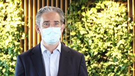 Medyczne innowacje przyspieszają walkę z SARS-CoV-2. Na Śląsku ruszyła budowa unikalnego w skali europejskiej centrum medycznego za 100 mln zł BIZNES, - Telemedycyna, dzięki zdalnemu kontaktowi między personelem medycznym a pacjentem, pomaga ograniczać ryzyko rozprzestrzeniania się takich epidemii ja SARS-CoV-2. Obok sztucznej inteligencji czy analizy danych stanowi jeden z wiodących trendów technologicznych w ochronie zdrowia. Również na tych obszarach swoją działalność skupiać będzie Śląskie Centrum Inżynierskiego Wspomagania Medycyny i Sportu, którego budowa ruszyła właśnie w Zabrzu. Jest to wspólna inwestycja obchodzącego 10. rocznicę działalności Wydziału Inżynierii Biomedycznej Politechniki Śląskiej oraz firmy Philips. Dzięki połączeniu potencjału intelektualnego oraz doświadczenia obu stron realizowany projekt przyczyni się do rozwoju innowacyjnych technologii w zakresie telemedycyny, e-zdrowia oraz zdalnej diagnostyki.