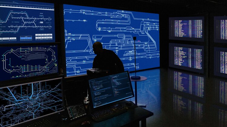 5G, infrastruktura krytyczna a bezpieczeństwo technologie, ekonomia, biznes, finanse - Sieć 5G jest pierwszą w historii komunikacji mobilnej, która została zaprojektowana z myślą o maszynach. Zgodnie z zapowiedziami technologia 5G ma stać się kręgosłupem współczesnej gospodarki, ale również infrastruktury krytycznej, od której zależy bezpieczeństwo kraju. Według badania firmy Ericsson niemal jedna piąta (18%) polskich przedsiębiorców deklaruje, iż strategia ich firmy uwzględnia wykorzystanie technologii 5G, a ponad połowa z nich (53%) planuje wprowadzić to rozwiązanie w ciągu 2-3 lat. Znaczenie 5G w światowym rozwoju ekonomicznym rodzi również pytania dotyczące bezpieczeństwa we wdrażaniu tej technologii.