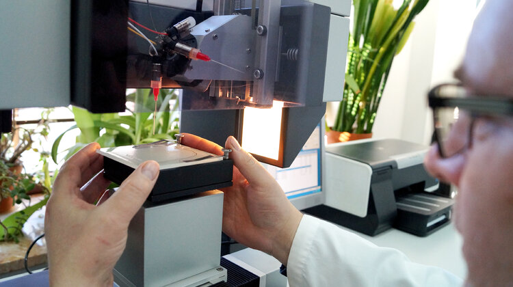 Łukasiewicz kontynuuje proces konsolidacji i wzmacnia kompetencje chemiczno- farmaceutyczne technologie, ekonomia, biznes, finanse - 1 czerwca 2020 r. należące do Sieci Badawczej Łukasiewicz, Instytut Farmaceutyczny(Łukasiewicz- IF) oraz Instytut Biotechnologii i Antybiotyków (Łukasiewicz – IBA) zostały włączone do Instytutu Chemii Przemysłowej im. Prof. Ignacego Mościckiego (Łukasiewicz-ICHP). Połączenie Instytutów wzmocni kompetencje farmaceutyczno-chemiczne Łukasiewicza i realizację interdyscyplinarnych projektów rozwojowych, strategicznych dla polskiej gospodarki. To już czwarta, i do tej pory największa, konsolidacja przeprowadzona w ramach trwających od ponad roku prac optymalizacyjnych, ukierunkowanych na wzbogacenie oferty badawczej dla polskiego biznesu.