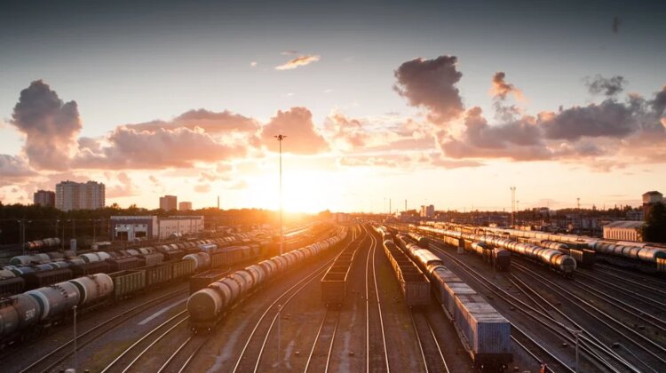 Czym jest system TMS? Czy postępująca cyfryzacja transportu będzie dotyczyć mojego przedsiębiorstwa? technologie, transport - Według danych z raportu McKinsey & Company branża TSL jest sektorem gospodarki z największym potencjałem do cyfryzacji.  Nowoczesne technologie stają się nieodłącznym elementem w transporcie, coraz więcej przedsiębiorstw decyduje się usprawnić organizację pracy i oszczędzić jak najwięcej czasu oraz zasobów – konkurencja nie śpi, a kluczem do sukcesu jest najczęściej odpowiednie zbalansowanie planu danego frachtu z zachowaniem odpowiedniej rentowności. By zachować kontrolę oraz konkurencyjność na rynku, firmy transportowe spoglądają w stronę kompleksowych rozwiązań, takich jak Transportation Management System, w skrócie TMS. Marta Staniszewska, ekspert GBOX z Grupy INELO przybliża podstawowe założenia oraz funkcjonalności systemów TMS w pierwszym z serii tekstów poradnikowych dla firm z branży transportowej chcących zainwestować w tego rodzaju rozwiązanie
