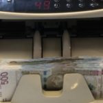 Sektor finansowy na wojnie z fałszerzami pieniędzy. Inwestuje w coraz bardziej innowacyjne technologie druku [DEPESZA]