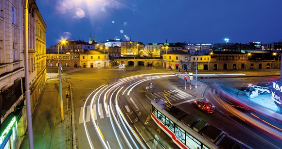 Jak stworzyć bezpieczne miasto? BIZNES, IT i technologie - Jak wskazują badania dotyczące smart city , bezpieczeństwo jest dla lokalnych społeczności kwestią kluczową. Według CBOS aż 89 proc. z nas czuje się w Polsce bezpiecznie, m.in. za sprawą nieustannie ulepszanej technologii wizyjnej.
