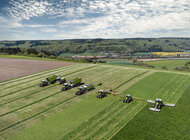 Funkcje ciągnika przydatne do prac z maszynami zielonkowymi technologie, rolnictwo - Wał odbioru mocy, układ hydrauliczny, tylny i przedni trzypunktowy układ podnoszenia, przekładnia – to między innymi w tych podzespołach znajdziemy funkcje, które mogą okazać się przydatne podczas pracy z maszynami zielonkowymi. Przedstawiamy najważniejsze aspekty, na które warto zwrócić uwagę.