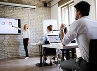Rozwój pracownika to sukces firmy praca, technologie - Rozbudowywanie wiedzy i kompetencji pracowników to ważny element strategii przedsiębiorstwa, który przekłada się na efektywność firmy. Zyskuje on na znaczeniu szczególnie w dobie spowolnienia gospodarczego, z jakim się obecnie mierzymy. Dlaczego jest to tak ważne?