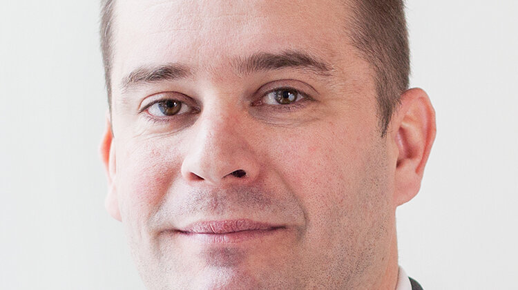 Polscy inżynierowie napędzają światową komunikację mobilną praca, technologie - Temat 5G poruszany jest często w kontekście częstotliwości, szybkości sieci czy anten i sprzętu. Z kolei sercem 5G jest jego oprogramowanie, dzięki któremu możliwe jest przekształcenie sprzętu obsługującego starsze G, na sieć najnowszej generacji. Nad oprogramowaniem, które pozwala światu na mobilną komunikację, pracują inżynierowe w Polsce.  W centrum R&D w Krakowie i Łodzi przygotowują między innymi różne funkcjonalności sieci 5G, zapewniają odpowiednią stabilność i przepustowość łączy dla największych operatorów na świecie.