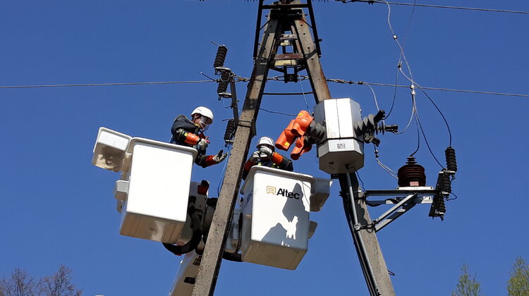 TAURON testuje nowe narzędzie do prac pod napięciem nowe produkty, usługi, praca - TAURON Dystrybucja testuje nowoczesne metody prac prowadzonych pod napięciem. Modułowe narzędzie do utrzymywania naprężeń, to technologia do tej pory niewykorzystywana w Polsce. Pozwala ona usprawnić pracę na sieci elektroenergetycznej, prowadzoną bez konieczności wyłączania zasilania dla klientów.