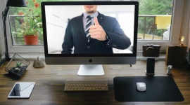 Praca zdalna to kultura zaufania, nie tylko technologia BIZNES, IT i technologie - Zmiany technologiczne w obszarze pracy zdalnej, często są ograniczone przez wyzwania stojące za brakiem kontroli pracowników. Niemniej to właśnie praca zdalna jest jednym z tych przykładów, gdzie relacja oparta na zaufaniu do pracowników może przynieść firmie określone korzyści.