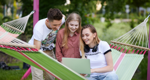 Bądź cyberbezpieczny na wakacjach LIFESTYLE, IT i technologie - Wakacje to czas luzu i beztroski. Choć czasem warto odpocząć od codziennych obowiązków, to nie można zapomnieć o zapewnieniu sobie i bliskim bezpieczeństwa.