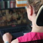 Technologie zmieniają dotychczasowy model pracy. Urządzenia łączące dotykowe monitory z mikrofonem i kamerą ułatwiają zdalną komunikację [DEPESZA]