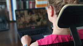 Technologie zmieniają dotychczasowy model pracy. Urządzenia łączące dotykowe monitory z mikrofonem i kamerą ułatwiają zdalną komunikację [DEPESZA]