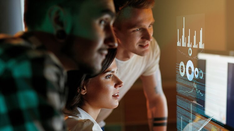 Rzeczywistość tworzy nowe zawody praca, sprawy społeczne - Szacunki ekspertów prognozują, że aż 65% uczniów, którzy rozpoczynają właśnie szkołę podstawową, będzie w przyszłości pracować na stanowiskach, które jeszcze nie powstały.[1] Elastyczne dopasowywanie się do obecnej sytuacji oraz gotowość do zmian są dziś niezwykle pożądane na rynku pracy. Które kompetencje zyskają na znaczeniu w branży FMCG i jakie zawody w związku z tym powstaną?