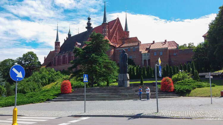 Energa modernizuje oświetlenie: jaśniej, oszczędniej i ekologicznie środowisko naturalne, ekologia, sprawy społeczne - Spółka Energa Oświetlenie zrealizowała kolejne projekty modernizacji oświetlenia na Pomorzu i rozpoczęła wymianę opraw sodowych na LED, mające rozświetlić ulice i obiekty we Fromborku.