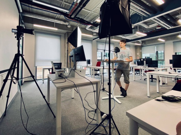 Kodowanie przydatne jak język obcy? Polacy ruszyli uczyć się online BIZNES, IT i technologie - Programowania uczą się już nie tylko studenci, ale też gospodynie domowe czy mechanicy - to nowość, często podyktowana chęcią zrozumienia zmieniającego się świata. Podstaw kodowania możemy się już uczyć bez wiedzy matematycznej i informatycznej. Wystarczy komputer z internetem.