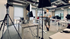 Kodowanie przydatne jak język obcy? Polacy ruszyli uczyć się online BIZNES, IT i technologie - Programowania uczą się już nie tylko studenci, ale też gospodynie domowe czy mechanicy - to nowość, często podyktowana chęcią zrozumienia zmieniającego się świata. Podstaw kodowania możemy się już uczyć bez wiedzy matematycznej i informatycznej. Wystarczy komputer z internetem.