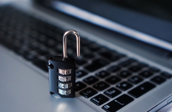 Nieostrożne zachowania w sieci grożą utratą danych osobowych BIZNES, IT i technologie - ¾ Polaków obawia się utraty danych osobowych w wyniku działalności oszustów w Internecie. Równocześnie aż 20% obywateli nie używa programów antywirusowych. To dane z ostatniego badania Krajowego Rejestru Długów i serwisu ChronPESEL.pl.