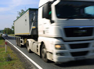 ABC Przewoźnika Pakiet Mobilności – skutki dla transportu praca, prawo - Pakiet Mobilności wszedł w życie 20 sierpnia br. Prace nad zmianą obowiązujących przepisów transportowych trwały ponad trzy lata i były bardzo burzliwe. Wejście w życie pakietu w ostatnim czasie jest dla przewoźników wyzwaniem, gdyż obostrzenia wprowadzane są w trudnym dla przedsiębiorców momencie. Jesteśmy drugą co do wielkości siłą transportową w Europie. Czy Pakiet Mobilności i pandemia zmienią układ sił?