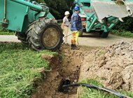 Innowacyjna technologia przyspieszy skablowanie sieci technologie, energetyka - Nowoczesna technologia płużenia kabli wkracza do polskiej energetyki i już niebawem do codziennych działań Grupy TAURON.  Ten bezwykopowy sposób układania linii kablowych pozwala na przyspieszenie prac oraz na ograniczenie ingerencji w środowisko naturalne. Pierwsze w Polsce prace płużenia z wykorzystaniem technologii sprowadzonej z Austrii, przeprowadzone zostały w TAURON Dystrybucja.  