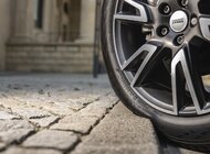Nowe opony Nokian Seasonproof i Nokian Seasonproof SUV oferują bezpieczeństwo najwyższej klasy przez cały rok nowe produkty, usługi, technologie - Skandynawski producent opon wysokiej jakości Nokian Tyres wprowadza na rynek nową rodzinę opon całorocznych do samochodów osobowych, SUV-ów i crossoverów. Nowe opony Nokian Seasonproof są przeznaczone dla kierowców ceniących niezawodność i bezpieczeństwo pierwszej klasy w zimie na drogach pokrytych śniegiem i błotem pośniegowym, ale też oczekujących najwyższych parametrów i bezproblemowego prowadzenia w lecie.