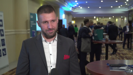 Polskie miasta stają się coraz bardziej smart. Inteligentne ławki ładują telefony energią słoneczną, a wiaty autobusowe zdalnie zarządzają rozkładami jazdy