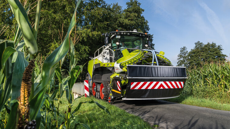 Nowy ORBIS 900 o szerokości transportowej 3 m i z automatycznym zabezpieczeniem transportowym nowe produkty, usługi, technologie - Na sezon 2021 CLAAS modernizuje swój topowy model wśród bezrzędowych przyrządów roboczych – ORBIS do sieczkarni polowych JAGUAR. Uwagę zwraca szerokość transportowa wynosząca tylko 3 m oraz nowe, automatycznie składane zabezpieczenie transportowe z wbudowanym oświetleniem.