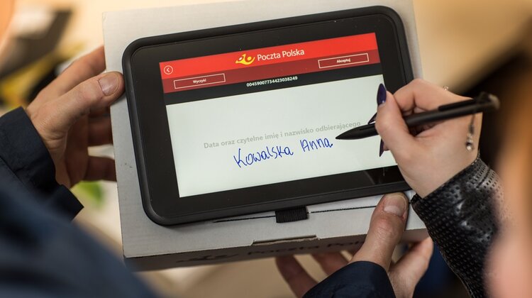 Mobilny Bankowiec: listonosze Poczty Polskiej oferują kredyty Banku Pocztowego przez tablety praca, technologie - Bank Pocztowy wraz Pocztą Polską uruchomiły projekt Mobilny Bankowiec, z której korzysta 9,5 tysiąca listonoszy. Ma on ułatwić dostęp do oferty kredytowej banku.