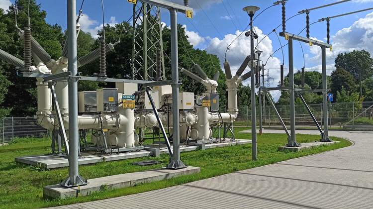 Energa Operator zwiększa niezawodność dostaw energii elektrycznej na Pomorzu budownictwo, nieruchomości, technologie - Pomorze wzbogaciło się o kolejną zmodernizowaną stację transformatorowo-rozdzielczą. Mowa o Głównym Punkcie Zasilania w miejscowości Rutki k. Żukowa. Po jego przebudowie znacznie zwiększył się potencjał przyłączeniowy w regionie, pojawiły się też nowe możliwości dla odnawialnych źródeł energii, w tym zlokalizowanej w pobliżu elektrowni wodnej.  