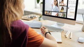 Rozwiązania do pracy zdalnej w polskich instytucjach edukacyjnych BIZNES, IT i technologie - Pandemia zmusiła wiele instytucji na całym świecie do fundamentalnej zmiany sposobu komunikacji i wykorzystywania narzędzi telekomunikacyjnych.