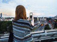 Badanie Ericsson: Polacy czekają na sieć 5G „Made in Poland” nowe produkty, usługi, sprawy społeczne - 71% Polaków uważa, że produkcja komponentów do budowy sieci 5G powinna być w rękach firm z Polski lub Europy – wynika z badania SW Research na zlecenie firmy Ericsson*. Respondenci wysoko ocenili wkład lokalnie działających firm w rozwój technologii teleinformatycznych na świecie, co znajduje potwierdzenie w rzeczywistości. W Łodzi i Krakowie działają centra badawczo-rozwojowe, a w Tczewie produkuje się sprzęt 5G dla Polski i innych krajów Europy. 31% badanych dodatkowo uważa, że sieć 5G powinna być traktowana jako infrastruktura krytyczna, czyli kluczowa dla bezpieczeństwa narodowego i stabilnego rozwoju gospodarki.