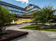 PLAY przeprowadza się do kampusowego biurowca NEOPARK budownictwo, nieruchomości, technologie - Nowa siedziba centrali firmy PLAY zajmie prawie całą przestrzeń jednego z dwóch biurowców NEOPARK. Operator sieci telekomunikacyjnej w listopadzie br. przeprowadzi się do kampusowego kompleksu wybudowanego przez Yareal w biznesowej części Mokotowa. PLAY jest największym najemcą NEOPARK, zajmując w nim aż 11 000 mkw. powierzchni biurowej. Kompleks o łącznej powierzchni 24 000 mkw. jest wynajęty w 100%.