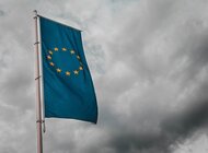 Efekt pakietu mobilności, czyli jak będziemy planować transport za dwa lata i dlaczego warto się do tego przygotować? polityka, praca - Litwa oraz Estonia już podjęły decyzję o zaskarżeniu unijnych przepisów dotyczących kierowców zawodowych. Formalne wnioski do Europejskiego Trybunału Sprawiedliwości można składać do 24 października 2020 roku, a na oficjalny wyrok możemy czekać nawet dwa lata. Czy do protestu przyłączą się kolejne państwa Europy Środkowo-Wschodniej? Tego nie wiadomo, choć większość krajów jest zgodna, że pakiet mobilności wprowadzi wiele chaosu i zagraża rentowności szczególnie małym i średnim firmom. Dodatkowo przewodnicząca Komisji TRAN z Rumunii zleciła przeprowadzenie niezależnego badania dotyczącego wpływu pakietu mobilności na środowisko. Możliwe są zatem jeszcze zmiany w unijnym prawie, jednak niezależnie od decyzji ETS i raportów z Brukseli, branża transportowa powinna być przygotowana na te zmiany. Komentuje Tomasz Czyż z Grupy Inelo.