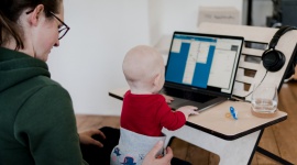 Najsłabsze ogniwo firmowej serwerowni? Zdalny pracownik z prywatnym laptopem BIZNES, IT i technologie - Badanie IBM pokazało, że prywatnych laptopów używała ponad połowa (53%) pracowników zdalnych. Z perspektywy cyberbezpieczeństwa jest to istotny czynnik ryzyka.