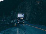 Skąd wzięła się nawigacja GPS i co jej zawdzięczamy? technologie, transport - Nawigacja GPS w transporcie drogowym, to coś więcej niż narzędzie do odnajdywania trasy. Jeszcze nie tak dawno system ten traktowano, jako swego rodzaju ciekawostkę. GPS był narzędziem często nieprecyzyjnym, nieergonomicznym w obsłudze i często potrafił wyprowadzić w tzw. „szczere pole”. Dziś ten system pomaga przewoźnikom zoptymalizować przejazdy, sprawdzić czas pracy kierowców, czy zadbać o odpowiednią eksploatację pojazdów.