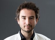 Prof. Dohler: Internet Umiejętności w sieci 5G receptą na globalne problemy internet, technologie - Każda generacja internetu wprowadzała rewolucję w gospodarce i życiu społecznym. Na początku, niemal nieskończona sieć komputerów stworzyła podwaliny dla ekonomii końca XX wieku. Następnie internet mobilny uwolnił nas od kabla sieciowego i połączył miliardy smartfonów i laptopów. Pojawienie się Internetu Rzeczy (IoT) już dziś łączy z kolei miliardy przedmiotów i rozwija Przemysł 4.0, którego nowy wymiar poznamy wraz z popularyzacją sieci 5G. „Tworzymy technologie, które wzmacniają maszyny, a ja chciałbym użyć tych wspaniałych rozwiązań do wzmocnienia człowieka” – zauważa profesor Mischa Dohler z King’s College London, światowa ikona branży naukowej, specjalista od nowych technologii i gość specjalny konferencji Ericsson Radio Tech Day w Łodzi.