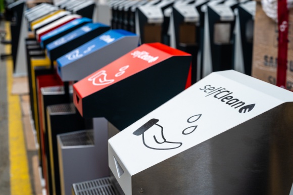 SelfMaker przekazał stację dezynfekującą Fundacji FONIS z Wrocławia LIFESTYLE, IT i technologie - SelfMaker, Polska firma technologiczna z Łodzi, włączyła się w walkę z pandemią i wspiera społeczności lokalne. Na potrzeby różnych instytucji oraz WOŚP przekazała łącznie 18 w pełni automatycznych stacji dezynfekujących – SelfClean.