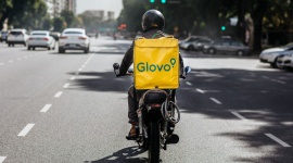 Glovo liderem przyszłej generacji dostaw na żądanie dzięki Q-commerce BIZNES, IT i technologie - Glovo ogłasza start nowego obszaru działalności biznesowej: Q-Commerce. To pionierskie rozwiązanie prowadzące do trzeciej generacji branży commerce. Dzięki niemu firma zrealizuje dostawy dowolnych artykułów zamówionych za pośrednictwem aplikacji w maksymalnie pół godziny.