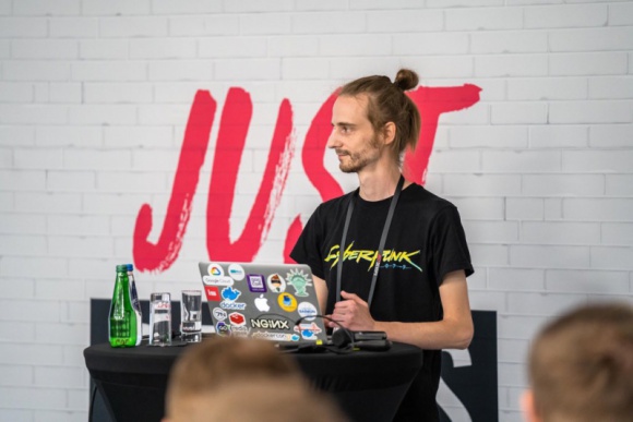 Pracował przy Cyberpunk 2077, teraz będzie szkolił polskich programistów BIZNES, IT i technologie - Łukasz Lach z grupy CD Projekt, jedyny w Polsce Docker Captain, wraz z polską szkołą programowania infoShare Academy wprowadzają renomowany program szkoleniowy Docker Masters przeznaczony dla programistów, DevOpsów oraz testerów oprogramowania.
