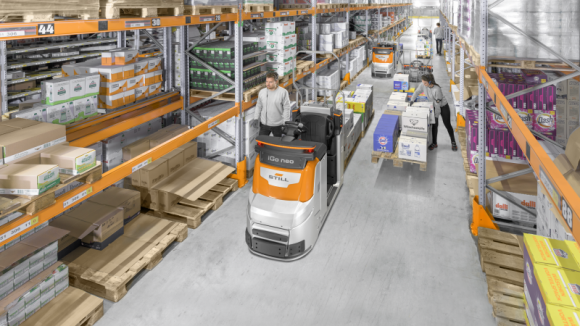 O ile rośnie wydajność pickera przy wsparciu robota? BIZNES, IT i technologie - Kompletacja to z jednej strony coraz ważniejszy, a z drugiej - jeden z najtrudniejszych w całkowitej automatyzacji procesów intralogistycznych. Dlatego też na popularności zyskują cyfrowe i robotyczne systemy wsparcia pickerów. Ile można dzięki nim zaoszczędzić?