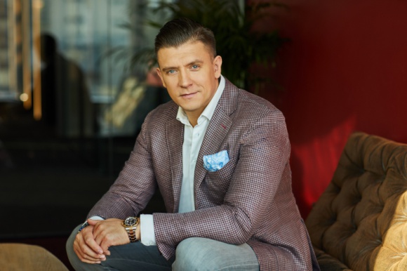 Biznes w telefonie. Czy nadchodzi “era m-commerce”? BIZNES, IT i technologie - Rok 2020 mija w atmosferze ciągłej niepewności o stan krajowego biznesu. Obronną ręką wydają się wychodzić przedsiębiorcy, którzy przenieśli swoje usługi do internetu.